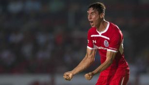 Adrián Mora festeja su gol en el partido frente a Veracruz