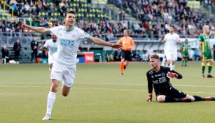 Lozano festeja su gol contra el ADO Den Haag