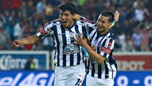 Lozano y Gutiérrez celebran un gol con Pachuca en Liga MX