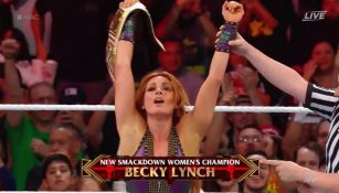 Becky vence a Charlotte en Hell in a Cell 