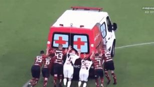 Jugadores empujando la ambulancia 
