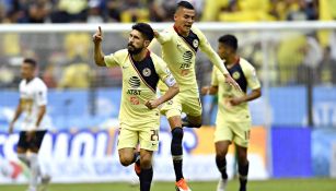 Oribe Peralta celebra una anotación ante Pumas