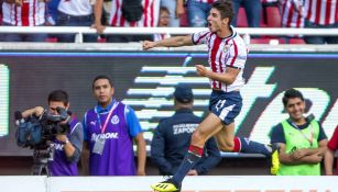 Isaác Brizula festeja gol con Chivas