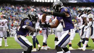 Jugadores de Ravens celebran un touchdown