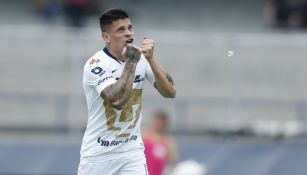 Juan Manuel Iturbe festeja un gol con Pumas
