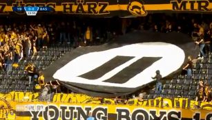 Una manta con el símbolo de pausa se desplegó en las gradas del Stade de Suisse