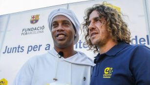 Ronaldinho y Puyol en la inauguración del Cruyff Court