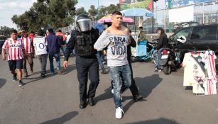 Elementos de Seguridad Pública detienen a aficionados fuera del Azteca
