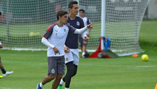 Van Rankin y Raúl Gudiño durante un entrenamiento con Chivas
