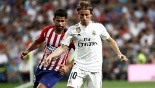 Modric controla el balón en Derbi de Madrid 