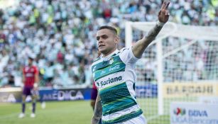 Jonathan Rodríguez festeja gol con Santos