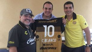 Cuauhtémoc Blanco y Maradona posan con playera de Dorados