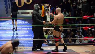 Rayo de Jalisco Jr. entrega el trofeo a Elgin 