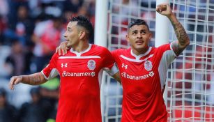 Rubens Sambueza y Ernesto Vega festejan un gol