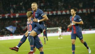 Kylian Mbappé festeja con Neymar uno de sus goles vs Lyon