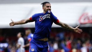 Edgar Méndez festeja gol con Cruz Azul