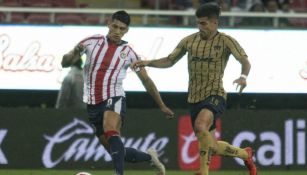 Pulido y Malcorra pelean un esférico en la Liga MX
