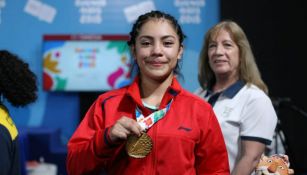 Yesica Hernández posa con su medalla de oro en los JOJ