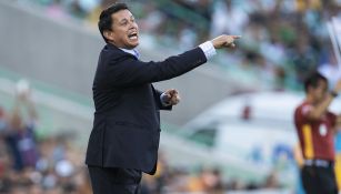 Salvador Reyes da indicaciones en juego de Santos 