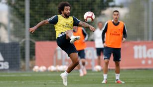 Marcelo controla el balón entrenamiento del Real Madrid 