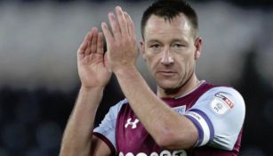 John Terry aplaude a la afición del Aston Villa 
