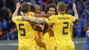 Jugadores de Bélgica celebran en el juego vs Islandia