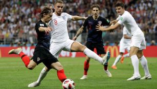 Modric saca un disparo en el juego frente a Inglaterra de Rusia 2018