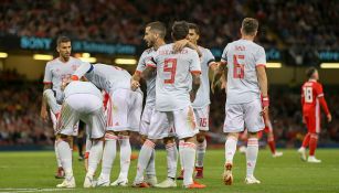 Jugadores de España celebran en la goleada contra Gales