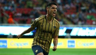 Felipe Mora festeja gol con los Pumas