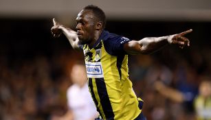 Usain Bolt celebra una anotación con el Central Coast Mariners