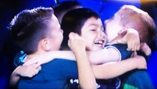 Niños aficionados del Tri se abrazan luego del gol de Raúl Jiménez