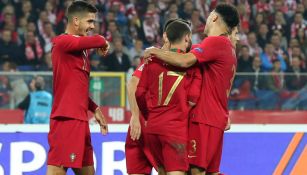 Jugadores de Portugal celebran un gol