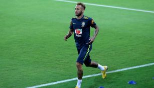 Neymar corre en un entrenamiento de la selección de Brasil