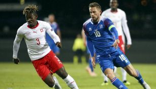 Jugadores de Suiza e Islandia disputan un balón 