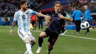 Modric y Messi disputan el balón en el Mundial de Rusia 2018
