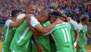 Jugadores de Madagascar celebran gol que dio pase a Copa África