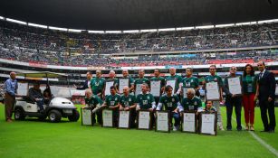 Exjugadores del Tri que participaron en los JO México 68, reciben un reconocimiento