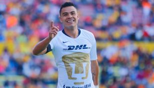 Pablo Barrera celebra gol en un partido con Pumas