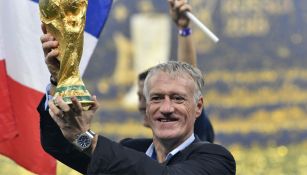 Didier Deschamps levanta la Copa del Mundo