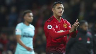 Alexis aplaude a la afición del Manchester United 