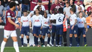Jugadores del Tottenham celebran el gol de la victoria ante el West Ham