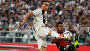 Cristiano conecta un balón en el juego frente al Genoa