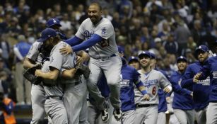 Jugadores de los Dodgers festejan el triunfo
