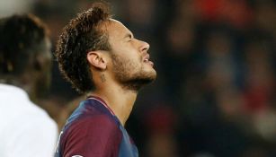 Neymar se lamenta después del partido