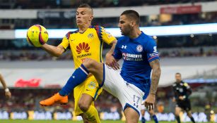 Uribe y Méndez lucha por el balón en el C2018