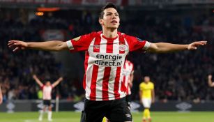 Lozano celebra una anotación con el PSV