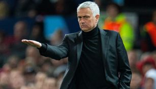 Mourinho da indicaciones en un duelo del Manchester United