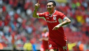 Rubens Sambueza celebra gol con Toluca
