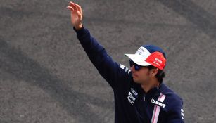 Checo Pérez saluda a los aficionados previo al GP de México