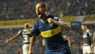 Darío Benedetto festeja un gol con Boca Juniors